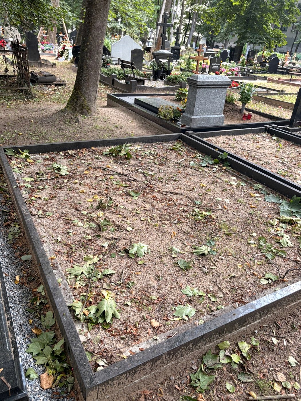 Vienkārša kapa vieta ar zemām granīta apmalēm