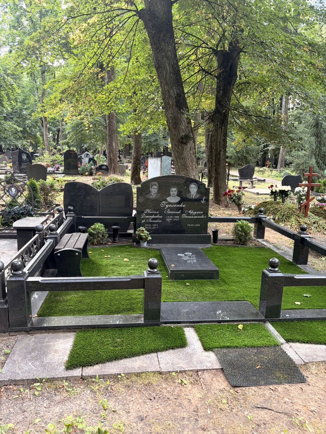 Kapa vieta ar mākslīgo zālienu un granīta balustrādi