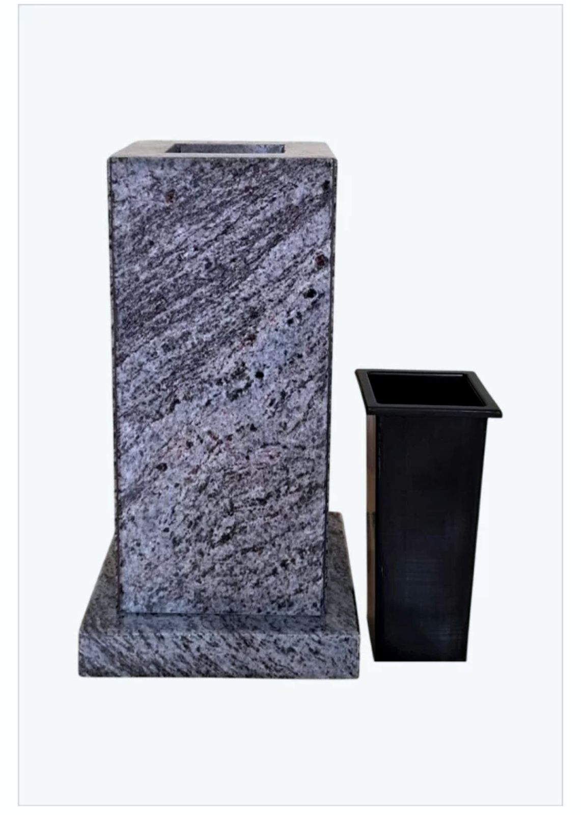 Stele ar melno vāzi komplektā