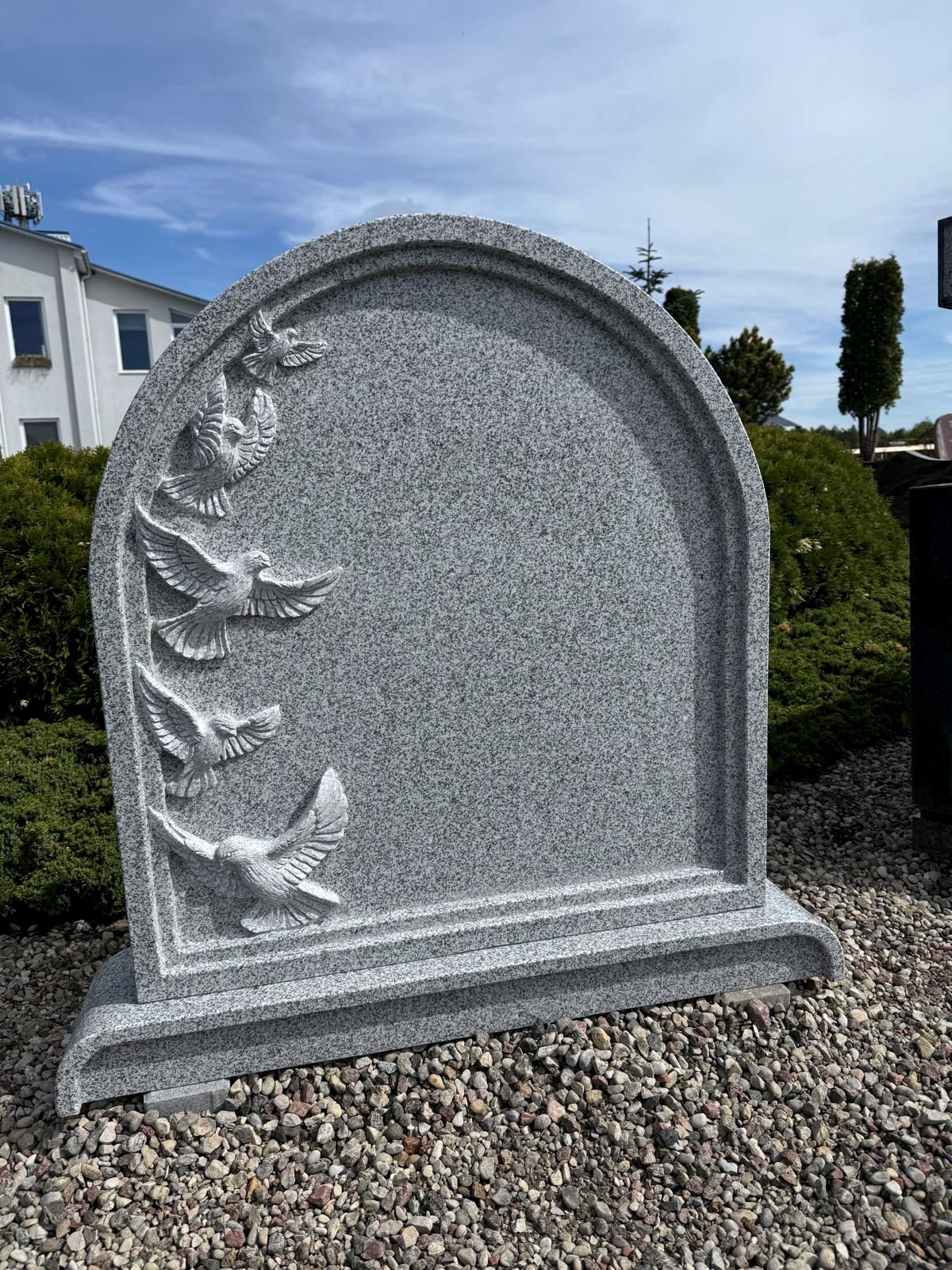 Arkveida stele ar cirstiem baložiem