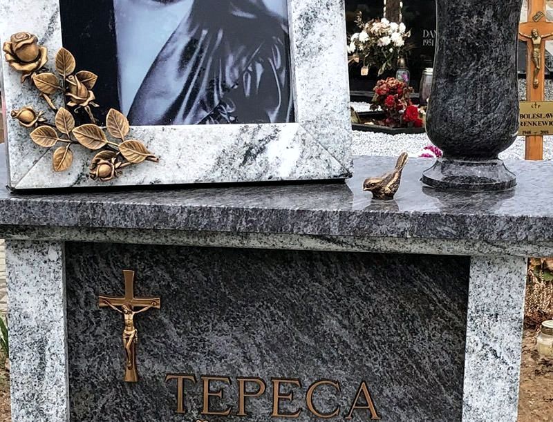 Kapa vieta ar žogu un vāzēm